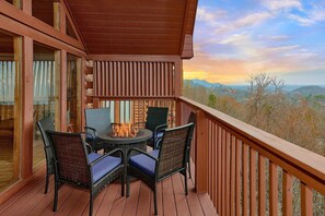 Outdoor dining - Lazy View Lodge Cabin Rental (Sevierville)