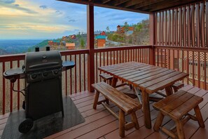 Outdoor dining - Lazy View Lodge Cabin Rental (Sevierville)
