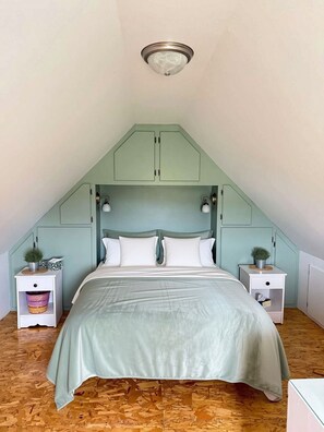 Desk, iron/ironing board, free WiFi, bed sheets - Chalet Poirier | Magdalen Islands | Waterfront | BBQ | Fire Pit | WiFi (Havre-aux-Maisons)