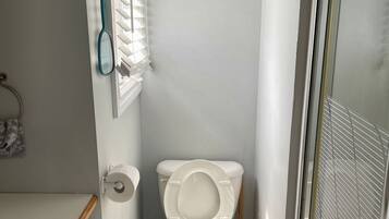 Suihku, hiustenkuivaaja, pyyhkeet, saippua