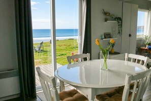 Dining - Chalet Poirier | Magdalen Islands | Waterfront | BBQ | Fire Pit | WiFi (Havre-aux-Maisons)