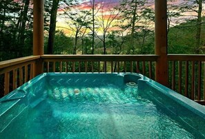 Outdoor spa tub - Little Cove Hideaway Cabin Rental (Wears Valley)