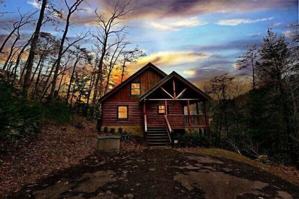 Exterior - Little Cove Hideaway Cabin Rental (Wears Valley)