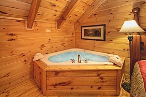 Bathroom - Little Cove Hideaway Cabin Rental (Wears Valley)