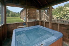 Outdoor spa tub - Love Without End Cabin Rental (Sevierville)