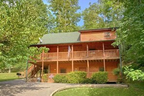 Exterior - Lucky Logs Lodge Cabin Rental (Pigeon Forge)