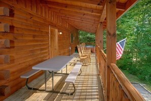 Outdoor dining - Lucky Logs Lodge Cabin Rental (Pigeon Forge)