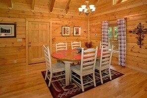 Dining - Lucky Logs Lodge Cabin Rental (Pigeon Forge)