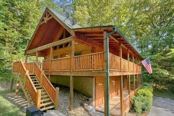 Exterior - Lucky Logs Lodge Cabin Rental (Pigeon Forge)