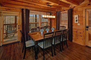 Dining - Major Oaks Cabin Rental (Pigeon Forge)