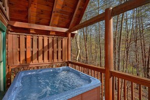Outdoor spa tub - Major Oaks Cabin Rental (Pigeon Forge)