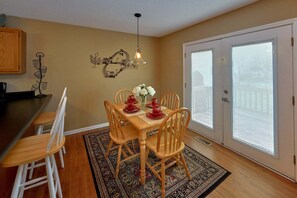 Dining - Mountain Music Vacation Home (Pigeon Forge)