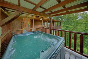 Outdoor spa tub - One More Night Cabin Rental (Pigeon Forge)