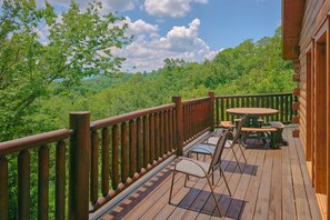 Outdoor dining - One More Night Cabin Rental (Pigeon Forge)