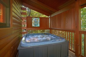 Outdoor spa tub - Our Happy Place Cabin Rental (Pigeon Forge)