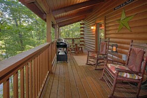 Outdoor dining - Our Happy Place Cabin Rental (Pigeon Forge)