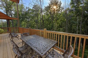 Outdoor dining - Pool N Around Cabin Rental (Pigeon Forge)