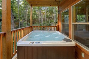 Outdoor spa tub - Pool N Around Cabin Rental (Pigeon Forge)