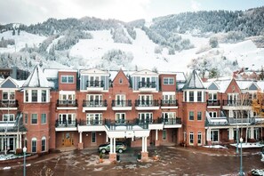 Un hôtel à plusieurs étages doté d’une cour intérieure, d’une façade en briques et de balcons.