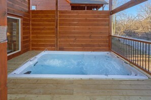 Outdoor spa tub - Rushing Waters Cabin Rental (Pigeon Forge)
