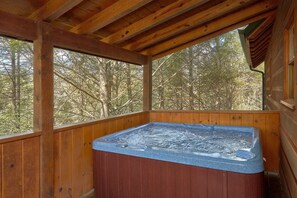 Outdoor spa tub - Sassy Lady Cabin Rental (Pigeon Forge)