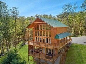 Exterior - Scenic Mountain Pool Cabin Rental (Pigeon Forge)