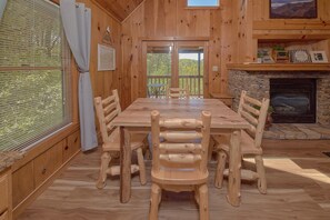 Dining - Serenity Ridge Cabin Rental (Pigeon Forge)