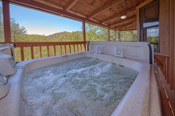 Outdoor spa tub - Serenity Ridge Cabin Rental (Pigeon Forge)