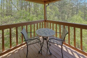 Outdoor dining - Serenity Ridge Cabin Rental (Pigeon Forge)
