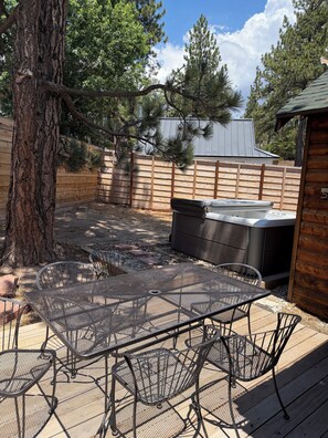 Outdoor dining - Cozy Log Cabin Near the Lake, Hot Tub, Loft & A/C, Sleeps 6 (Big Bear Lake)