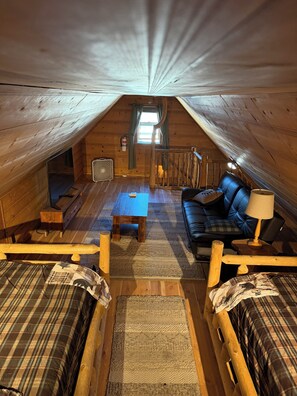 Room - Cozy Log Cabin Near the Lake, Hot Tub, Loft & A/C, Sleeps 6 (Big Bear Lake)