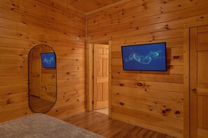 Ein Holzinterieur mit Spiegel, Fernseher und Tür.