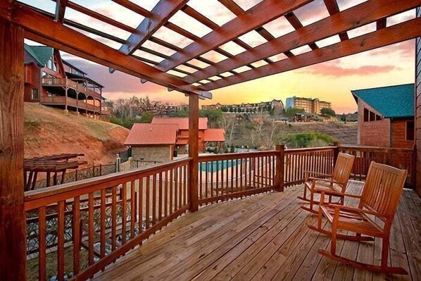 Terrace/patio - Snuggled Inn Cabin Rental (Pigeon Forge)