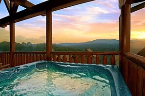 Outdoor spa tub - Sugar and Spice Cabin Rental (Sevierville)