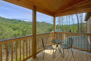 Outdoor dining - Swimming Hole Cabin Rental (Pigeon Forge)