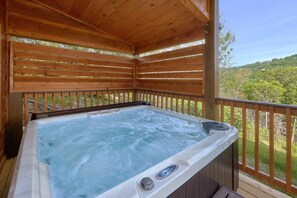 Outdoor spa tub - Swimming Hole Cabin Rental (Pigeon Forge)