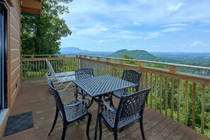 Outdoor dining - The Overlook Cabin Rental (Pigeon Forge)