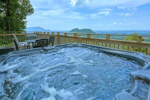 Outdoor dining - The Overlook Cabin Rental (Pigeon Forge)
