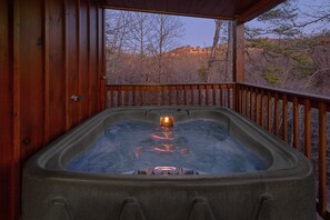 Outdoor spa tub - The Waterlog Cabin Rental (Pigeon Forge)