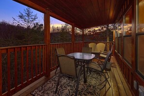 Outdoor dining - The Waterlog Cabin Rental (Pigeon Forge)
