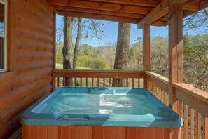Outdoor spa tub - Heavenly-RAE Cabin Rental (Wears Valley)