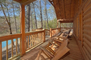 A wooden deck with a railing overlooking a forested area. - Heavenly-RAE Cabin Rental (Wears Valley)