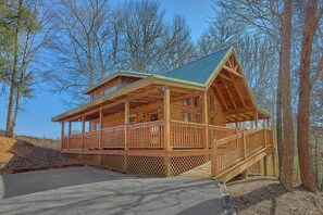 Exterior - Heavenly-RAE Cabin Rental (Wears Valley)