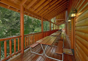 Outdoor dining - The Big Lebowski Cabin Rental (Pigeon Forge)