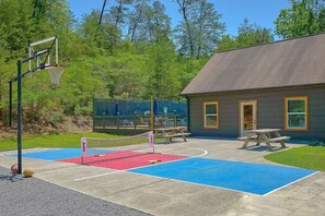 Sports court - Waldens Creek Oasis Cabin Rental (Wears Valley)
