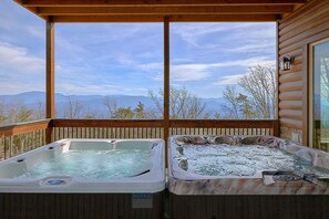 Outdoor spa tub - Smoky Mountain Memories Cabin Rental (Wears Valley)