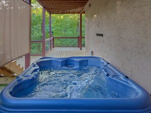 Outdoor spa tub - Douglas Dream Cabin Rental (Sevierville)