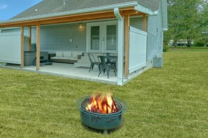 Outdoor dining - Mill Creek Cottage Vacation Home (Pigeon Forge)