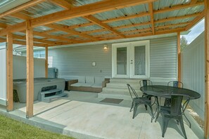 Outdoor dining - Mill Creek Cottage Vacation Home (Pigeon Forge)