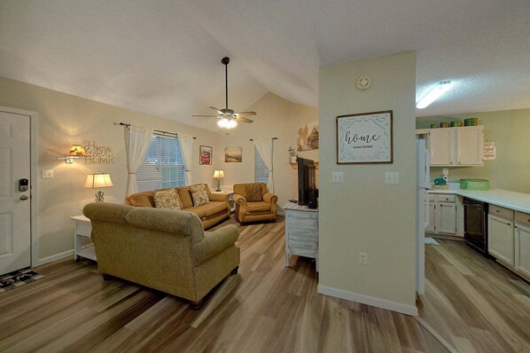 Living area - Mill Creek Cottage Vacation Home (Pigeon Forge)